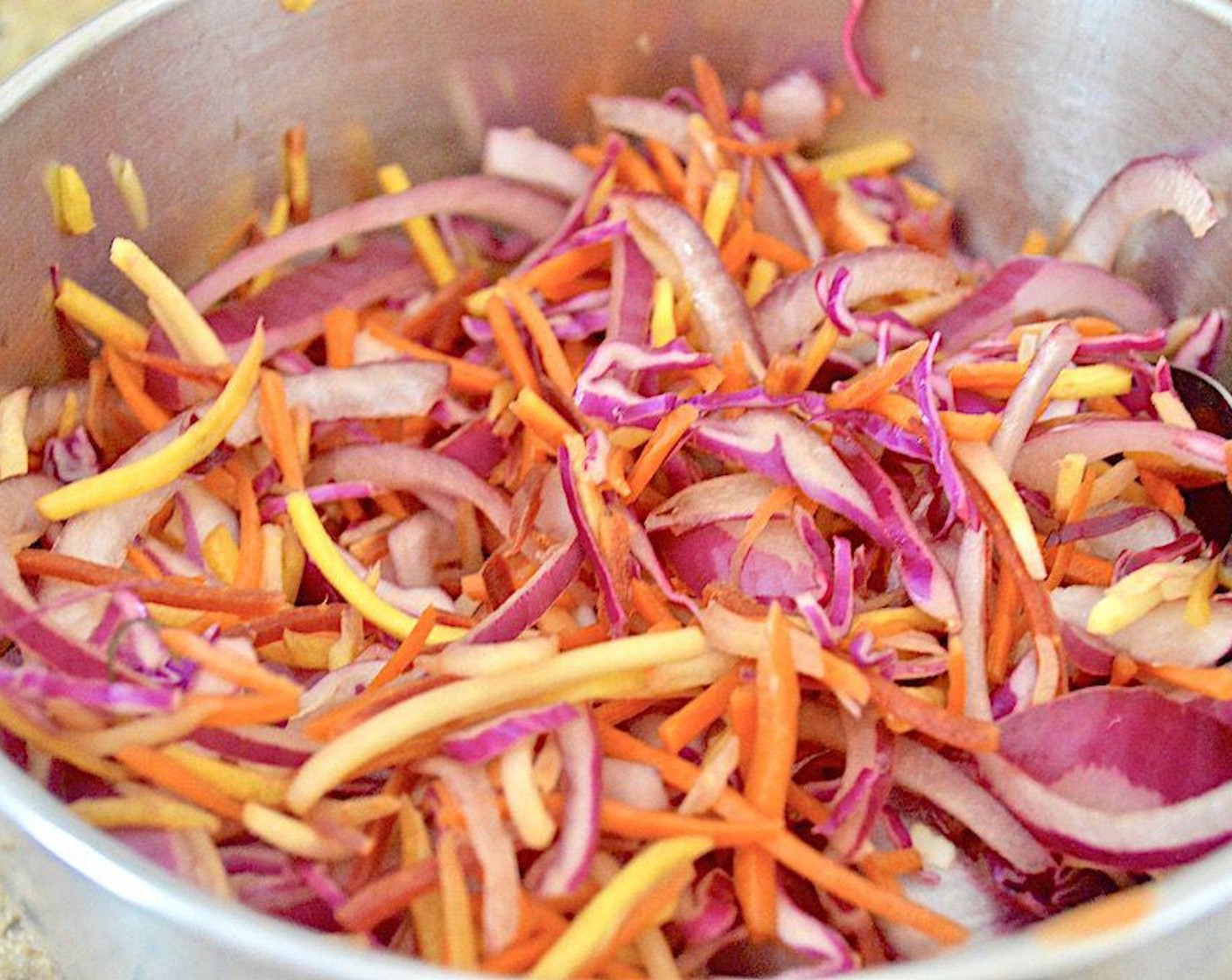 Schritt 1 Für den Krautsalat: Rotkohl (160 g), Karotten (300 g), geschnittene Zwiebel (1/2), Limettensaft (1), Sojasauce (80 ml) und Reisessig (1 EL) in einer Schüssel mischen. Zum Ziehen beiseitestellen.