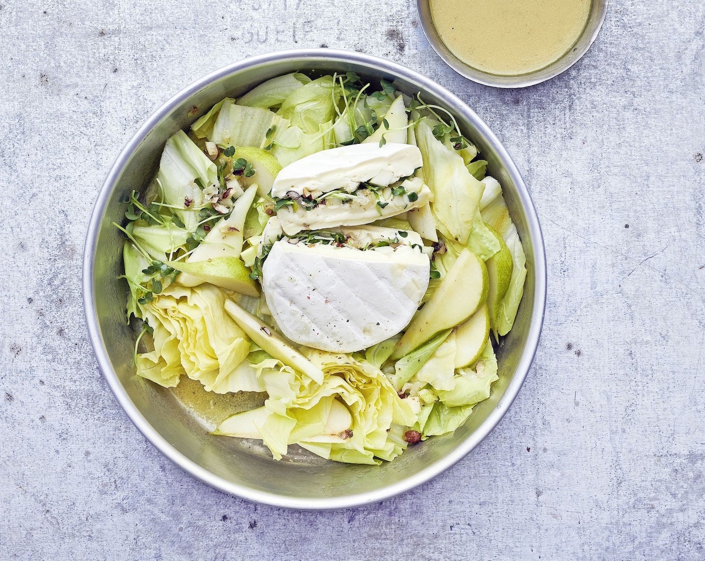 Schritt 5 Zuckerhut (400 g) in mundgerechte Stücke schneiden. Mit den Birnen-Schnitzen und den restlichen Sprossen anrichten. Mit Salatsauce beträufeln und mit gefüllten Tommes servieren.