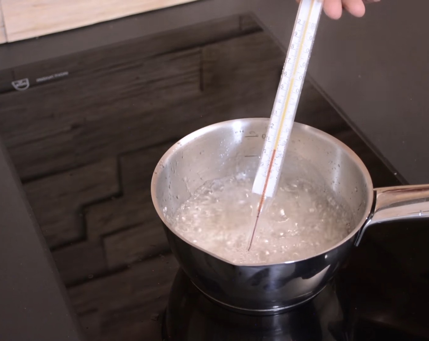 Schritt 1 Zucker (120 g) und Wasser (40 g) auf 120 °C aufkochen (Temperatur unbedingt mit dem Zucker Thermometer überprüfen).