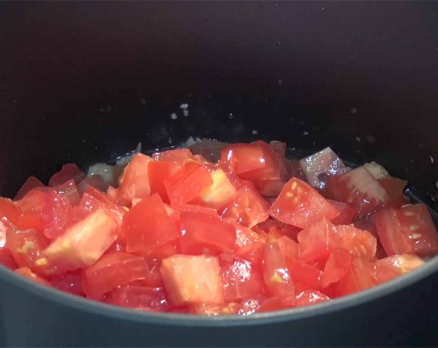 Schritt 2 Dann die Tomaten in den Kochtopf geben.