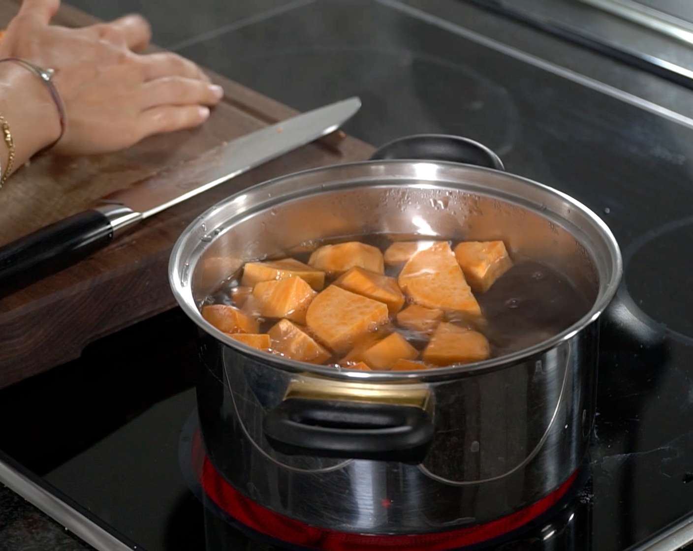 Schritt 1 Süsskartoffeln (600 g) für ca. 20 Minuten in siedendem Wasser weich kochen, abgiessen und mit einer Gabel zerstampfen, leicht auskühlen lassen.