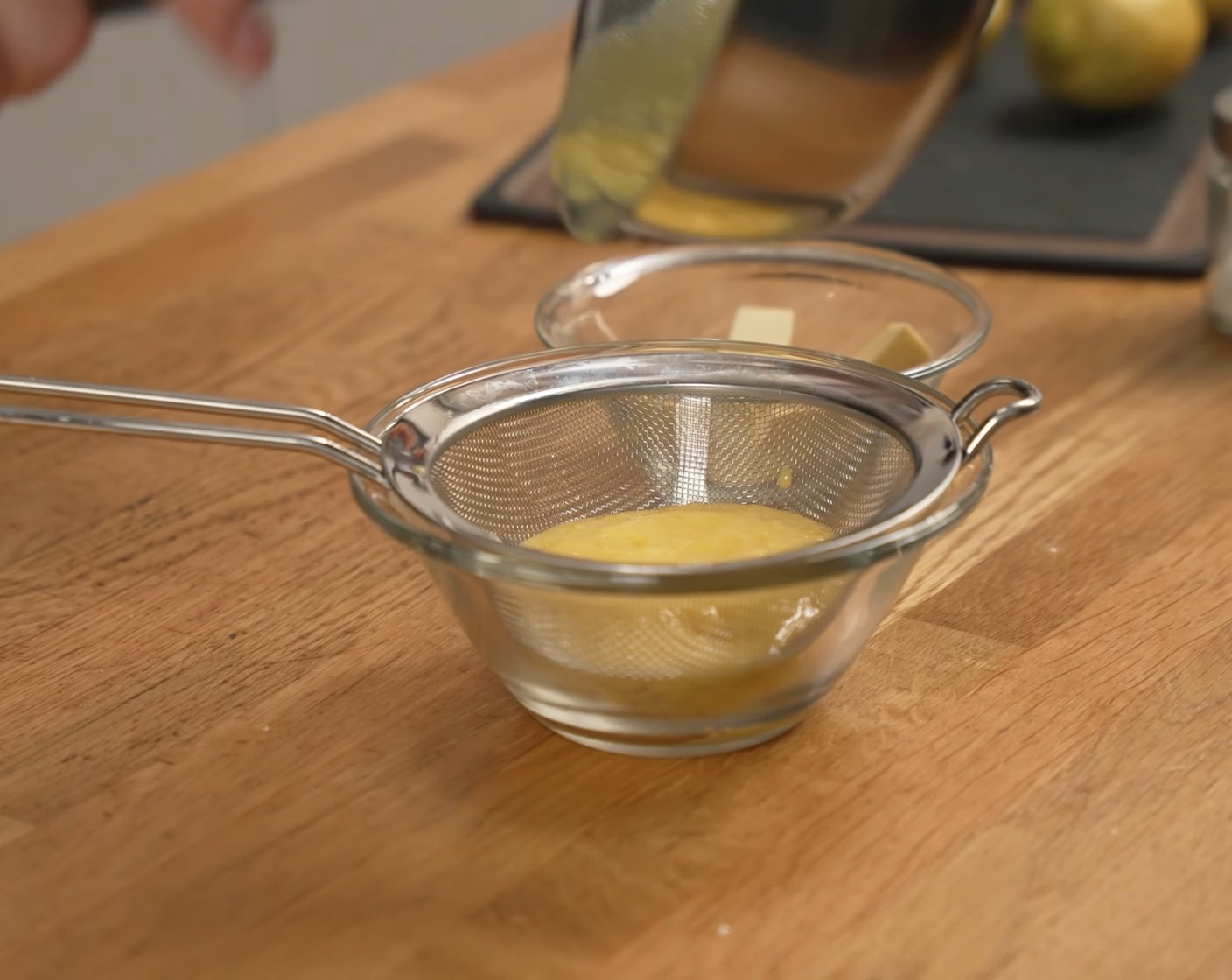 Schritt 2 Danach die Creme absieben und die Butter (4 Esslöffel) in Flocken darunter rühren.