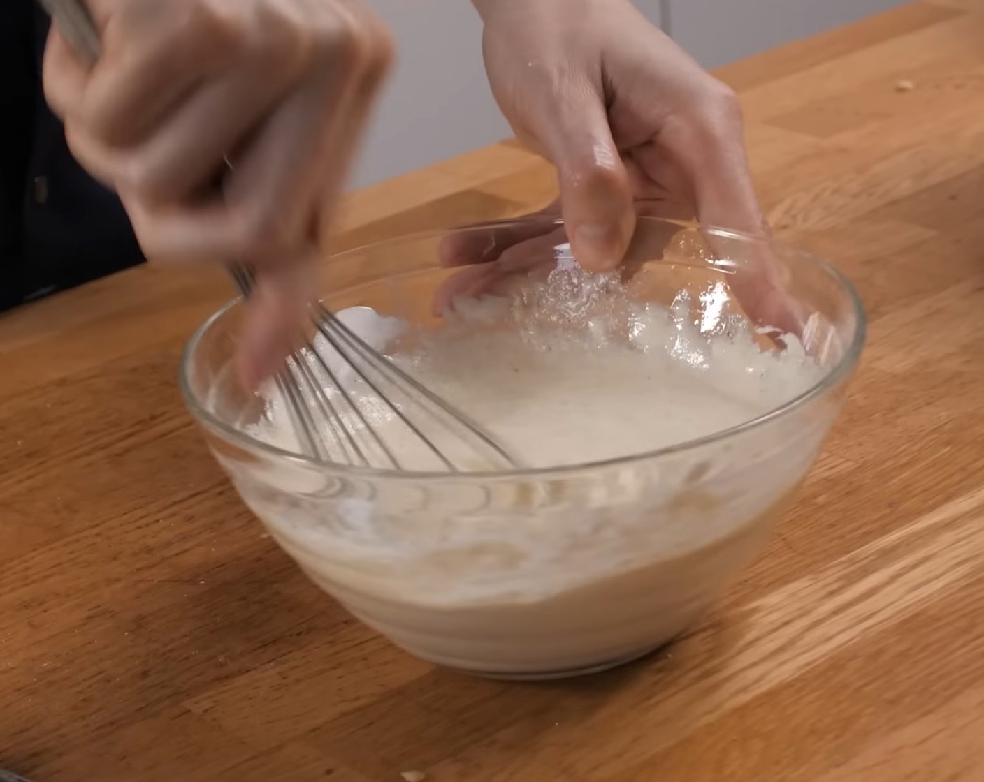 Schritt 5 Für die Creme, Ricotta (200 g), Joghurt (100 g), Zucker (80 g), Vanillepulver (nach Bedarf) und Eier (2) in eine Schüssel geben und alles zusammen gut verrühren.