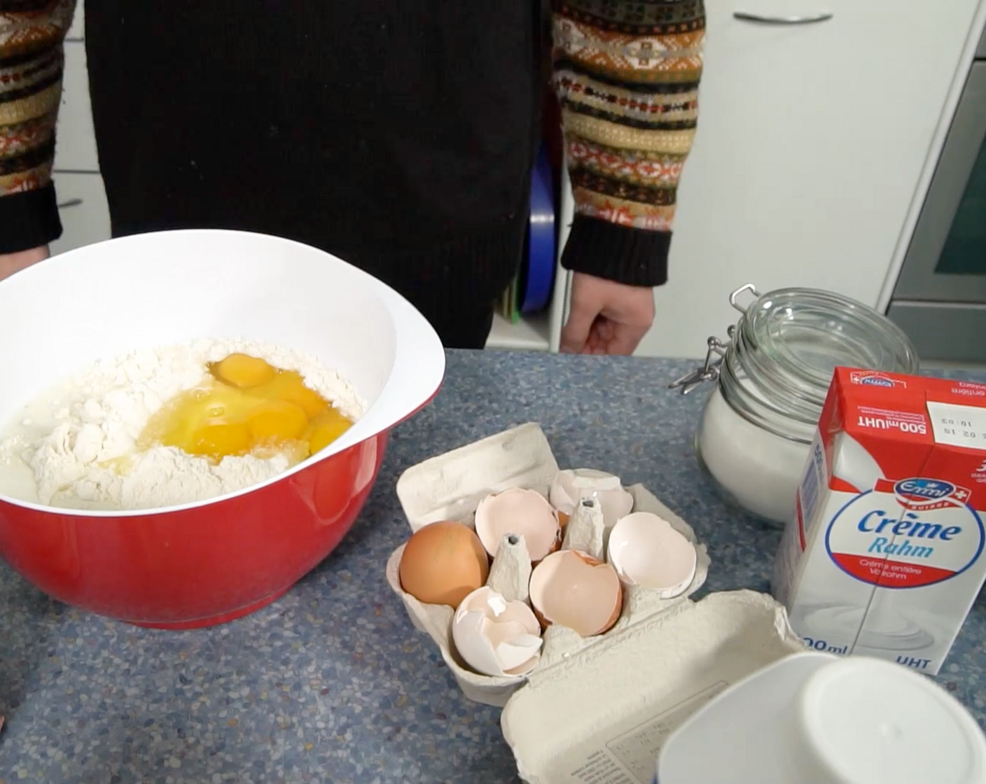 Schritt 1 Spätzliteig: Mehl (500 g), Milch (250 ml) und Eier (5) in einer Schüssel zu einem glatten Teig rühren. Mit Salz (wenig) und Pfeffer (wenig) würzen.