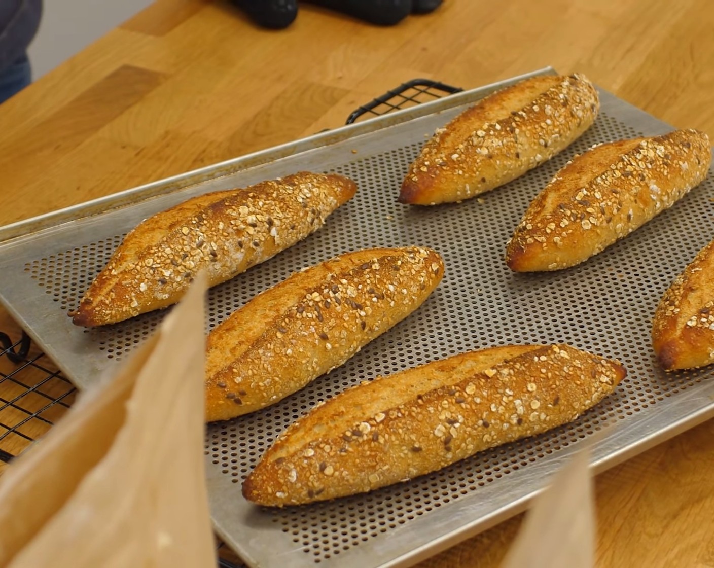 Schritt 17 Direkt nach dem Backen die Brote auf einem Gitter auskühlen lassen.