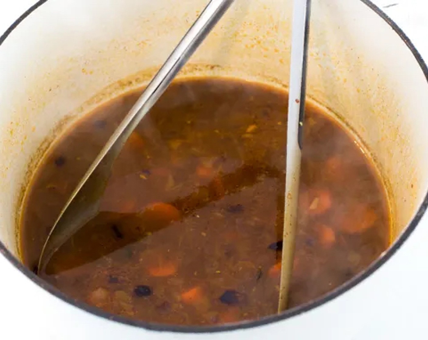 Schritt 3 Brühe köcheln lassen. Currypaste (1 EL), Brühe (430 ml) und Fischsauce (1 TL) einrühren. Zum Kochen bringen, dann auf ein Köcheln reduzieren und 10 Minuten kochen lassen.