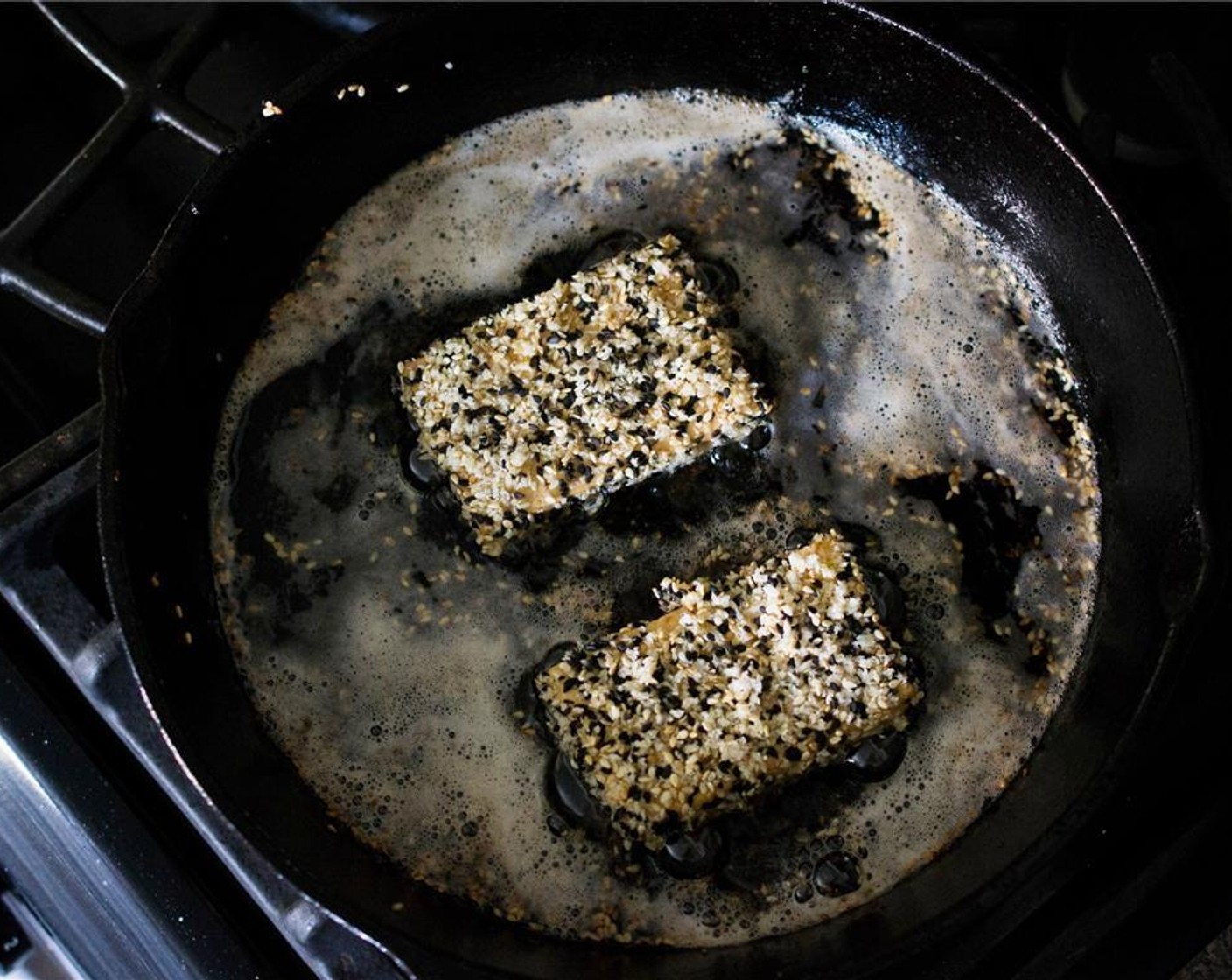 Schritt 9 Pflanzenöl (wenig) in eine Pfanne geben, sodass der Boden mit Öl bedeckt ist. Bei mittlerer Hitze, die Tofu-Scheiben nacheinander in das Öl geben und für 2–3 Minuten braten (oder bis sie goldbraun sind).