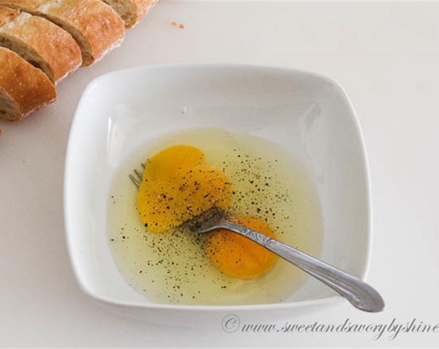 Schritt 2 In einer mittelgroßen Schüssel Eier (4) mit einer Gabel verquirlen. Dann mit Salz (wenig) und Pfeffer (wenig) würzen.