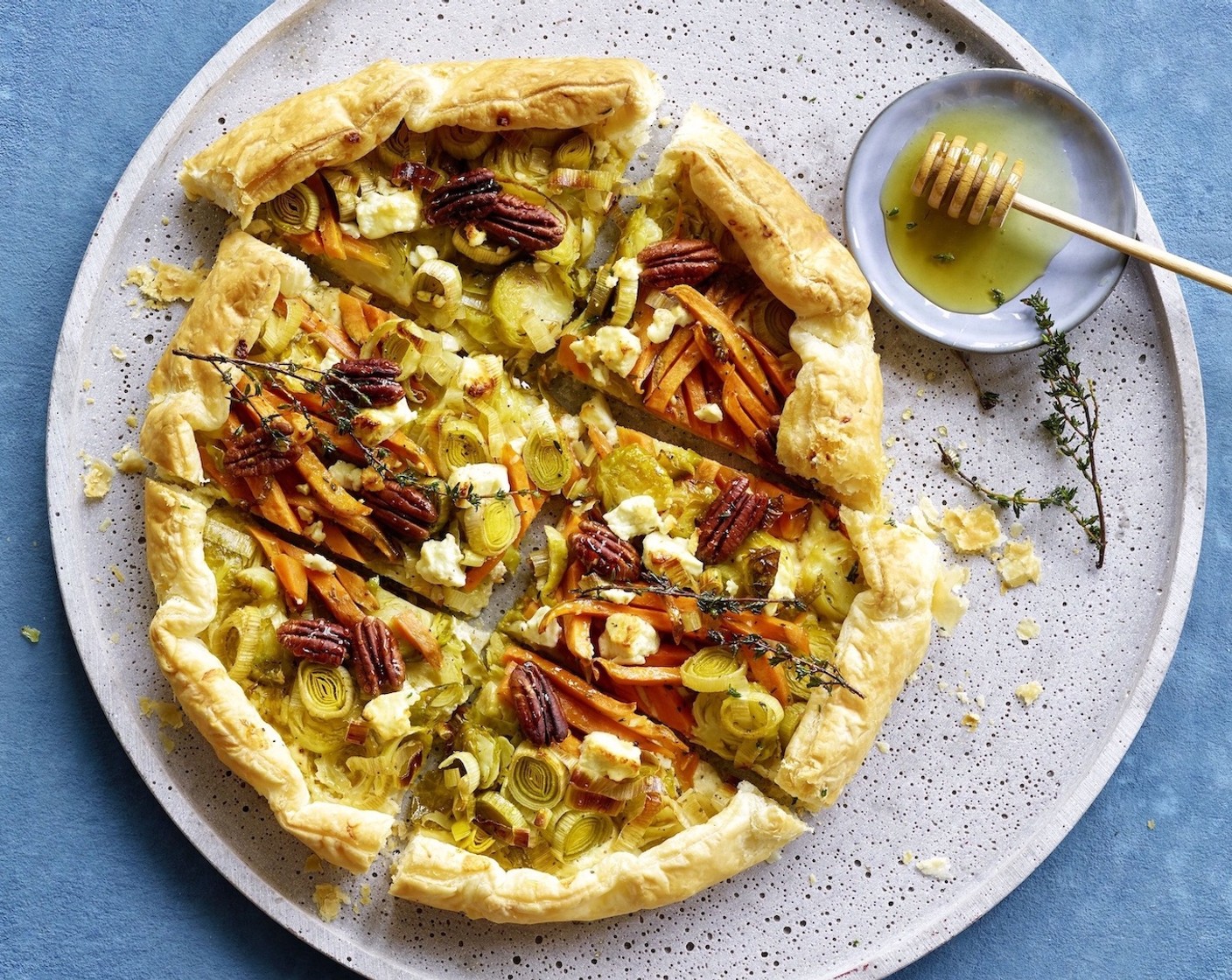 Schritt 5 Die Crostata im vorgeheizten Ofen in der Ofenmitte ca. 30 Minuten backen, bis der Teig goldbraun ist. Vor dem Servieren mit Blütenhonig (2 Esslöffel) beträufeln.