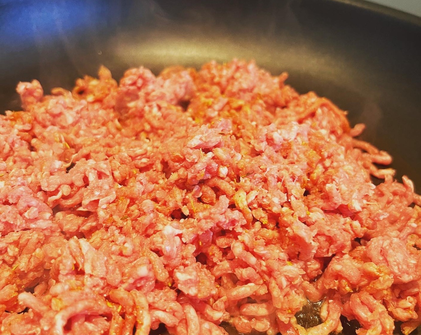 Schritt 3 Hackfleisch (350 g) mit Salz (wenig) und Pfeffer (wenig) würzen. In einer Pfanne bei mittlerer Hitze anbraten. Dann auf einem Teller beiseitestellen.