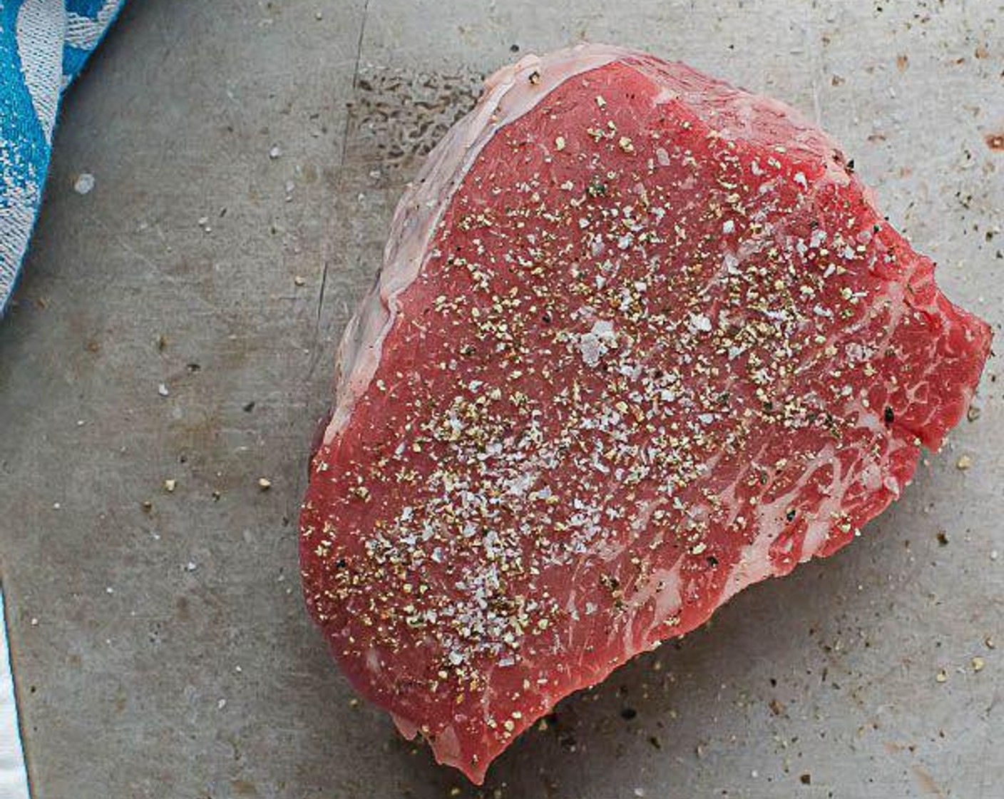 Schritt 9 Beide Seiten der Steaks mit Salz (nach Bedarf) und Pfeffer (nach Bedarf) würzen.