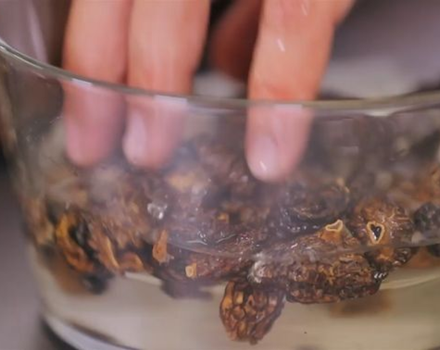 Schritt 9 Morcheln: Die Morcheln (30 g) im warmen Wasser einweichen, bis sie weich sind, anschliessend halbieren und gut auswaschen.