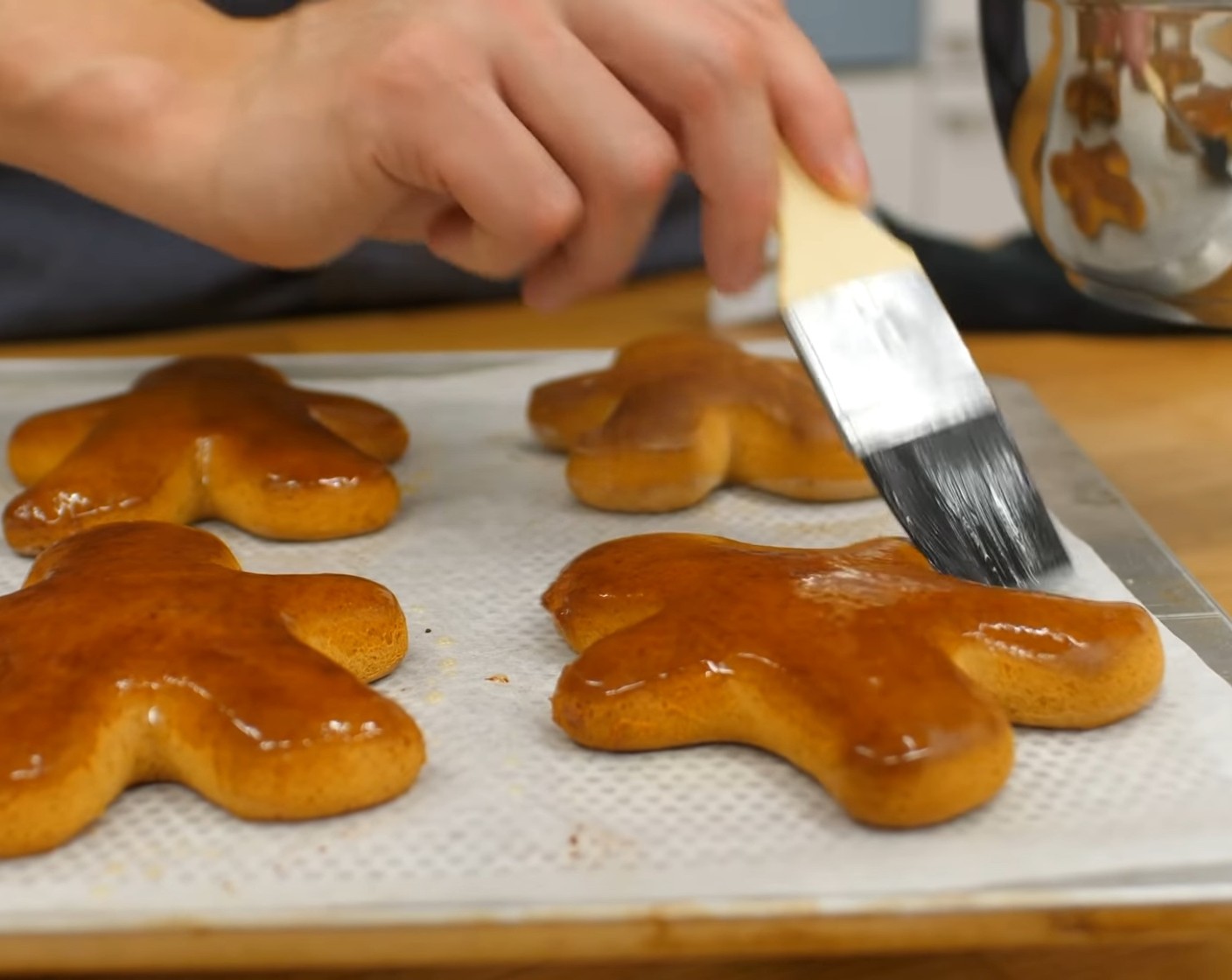 Schritt 14 In der Zwischenzeit das Gummi Arabicum-Pulver (50 g) mit dem Wasser (50 g) in einen Kochtopf geben und auf dem Herd einmal aufkochen. Nach dem Backen die Lebkuchen noch in heissem Zustand mit dem Gummi Arabicum abglänzen (dieser Schritt ist optional).