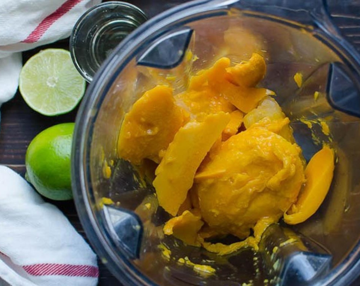 Schritt 1 Mangos (3) und Ananas (340 g) in einen Mixer geben. Sirup (120 ml) und Limettensaft (2) hinzugeben und etwa 30 Sekunden lang mixen, bis alles glatt ist.