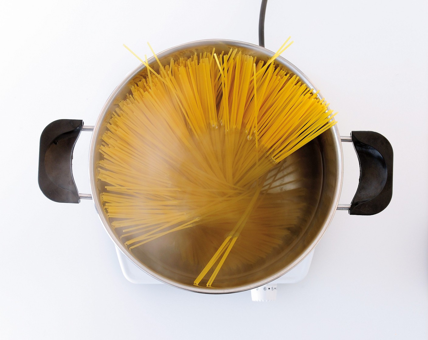 Schritt 1 Teller warm stellen. Spaghetti (400 g) in reichlich Salzwasser al dente kochen.
