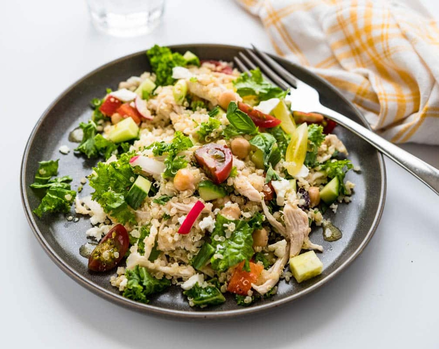 Schritt 6 Abgekühlte Quinoa und die Pouletbrust (455 g) unterheben. Fetakäse (150 g) darüber verteilen, einen Teil der Zitronenvinaigrette dazugeben und alles gut durchschwenken. Abschmecken und bei Bedarf den Rest des Dressings hinzufügen. Sofort servieren.