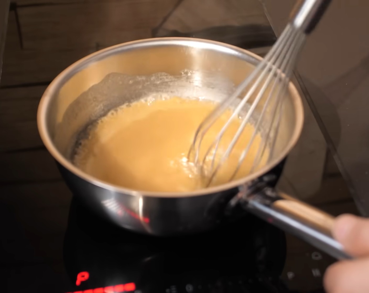 Schritt 11 Rahm (35 g), Zucker (60 g), Salz (1 Pr.), Butter (8 Teelöffel) und Honig (1 EL) in einem Kochtopf auf dem Herd unter ständigem Rühren aufkochen.