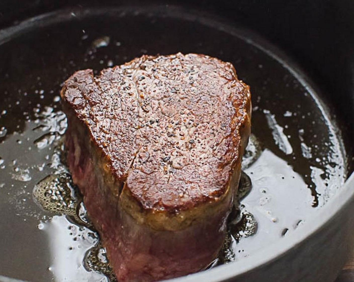 Schritt 10 In derselben Pfanne Butter (1 EL) bei starker Hitze erhitzen, bis sie schäumt. Steaks in die Pfanne geben. Das Fleisch auf einer Seite etwa 2 Minuten anbraten.