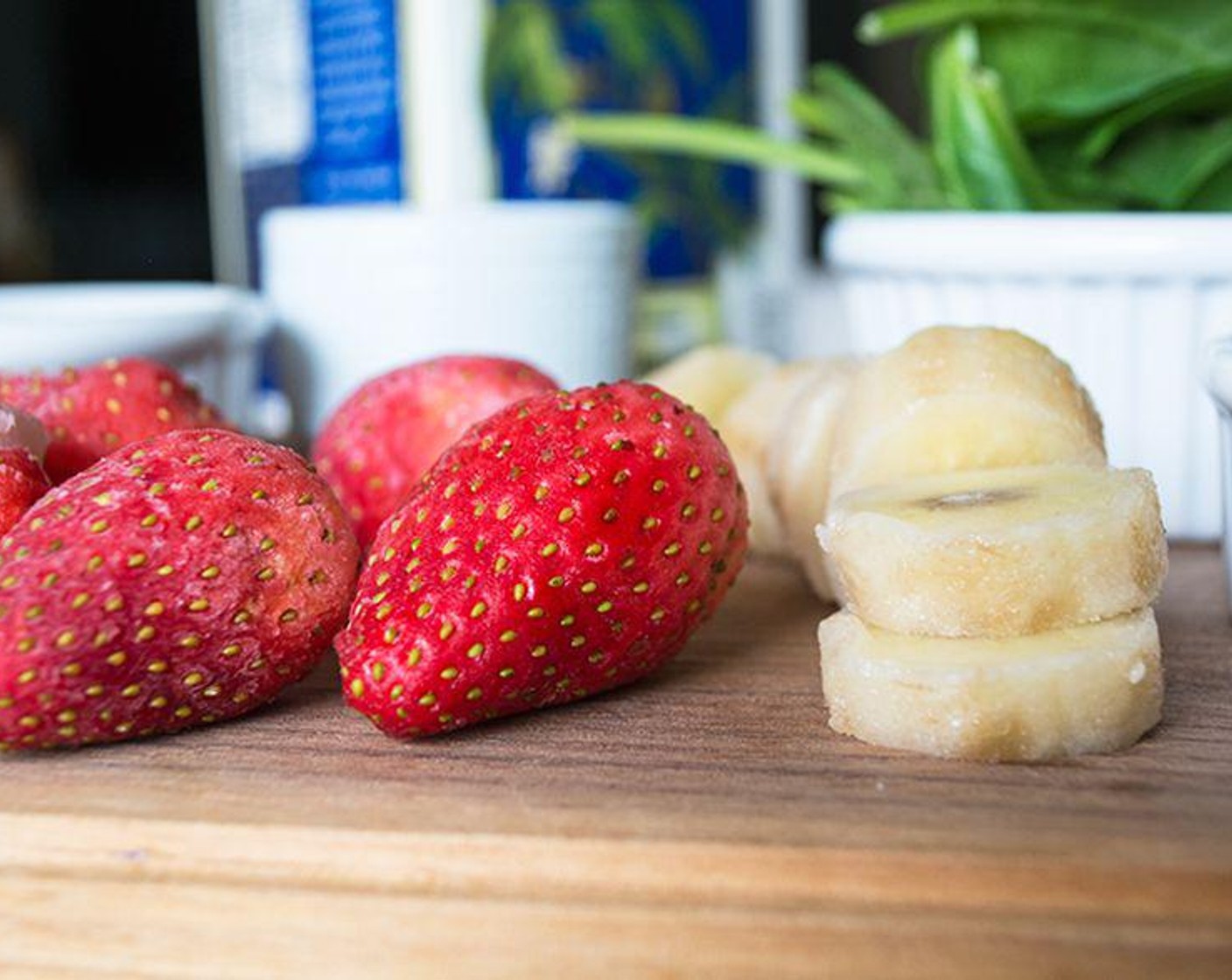 Schritt 1 Banane (1), Erdbeeren, tiefgekühlt (7) und Beeren, tiefgekühlt (85 g) aus dem Tiefkühler herausnehmen und 5 bis 10 Minuten leicht auftauen lassen.
