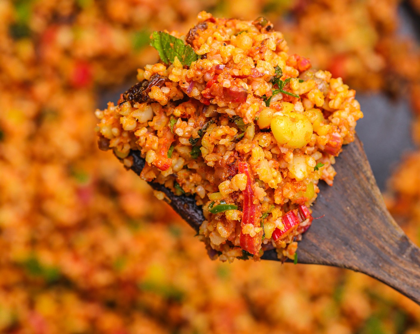 Schritt 7 Füge die in Scheiben geschnittenen Mangoldstängel zusammen mit Salz (1 TL), Kurkuma (1 TL), Paprikapulver (1 TL), Tomatenmark (3 Esslöffel), Zimt (nach Bedarf), Muskat (nach Bedarf), Bulgur (100 g), gestampften Bohnen und Rosinen (2 Esslöffel) hinzu. Mische alles gut.