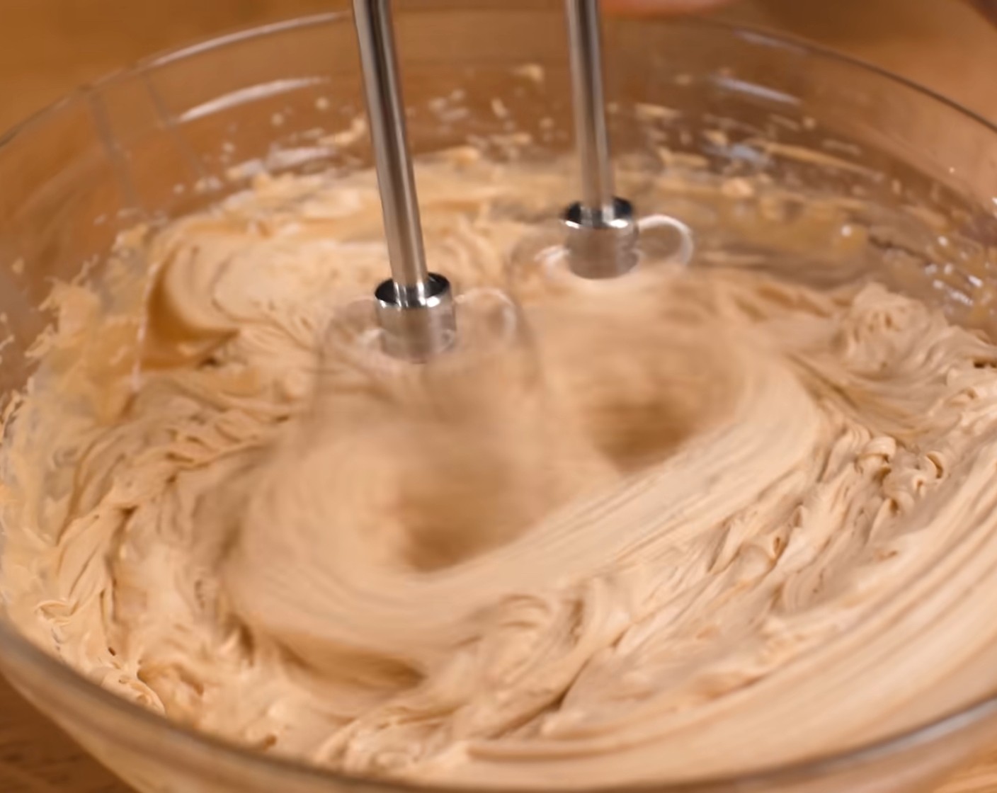 Schritt 17 Die gut gekühlte Karamellcreme mit einem Handmixer cremig aufschlagen.