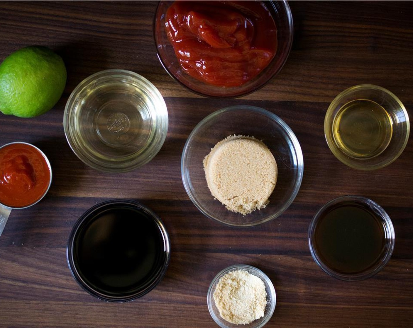 Schritt 1 Olivenöl (1 EL), Sriracha-Sauce (4 Esslöffel), Sojasauce (80 ml), Reisessig (80 ml), Zucker (75 g), Ketchup (160 g), Limettensaft (1), Worcestershire Sauce (2 Esslöffel), Honig (1 EL) und Zwiebelpulver (1 TL) in einzelnen Schälchen vorbereiten.