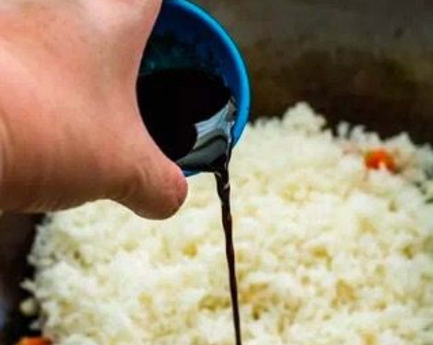 Schritt 5 Reis (315 g) nach Packunsanweisung zubereiten. Anschliessend in den Wok geben und dann Sojasauce (2 Esslöffel) darüber träufeln. Unter Rühren braten, bis der Reis gleichmässig mit der Sojasauce überzogen ist.