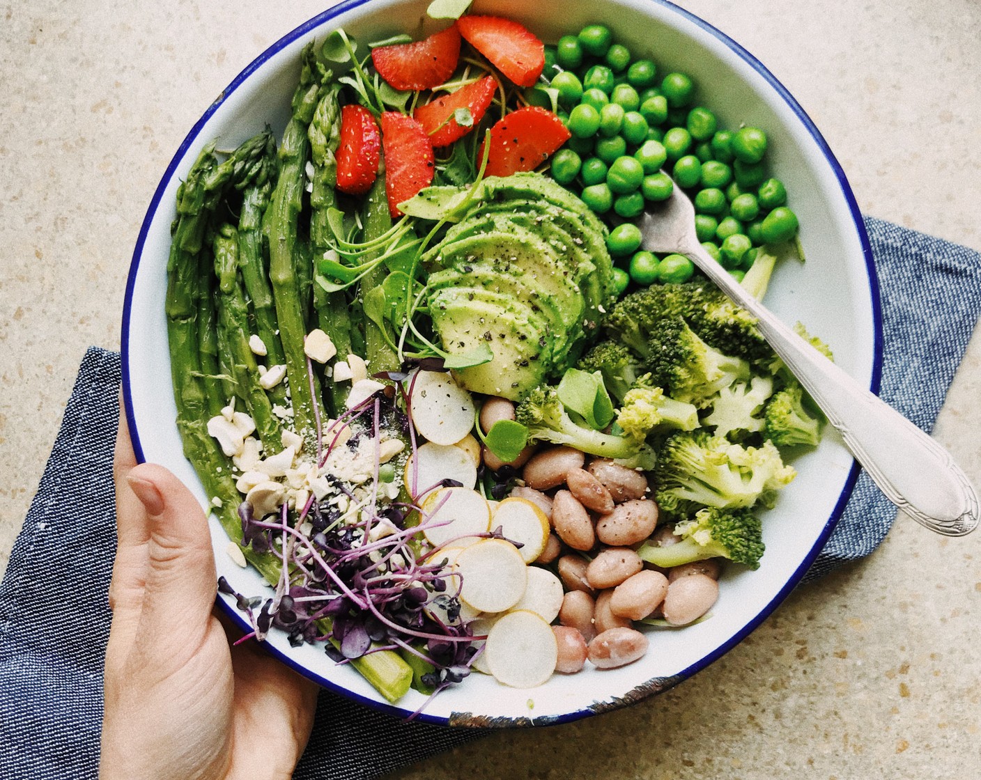 Schritt 6 Den Salat zusammen mit dem Dressing und dem Tofu servieren.