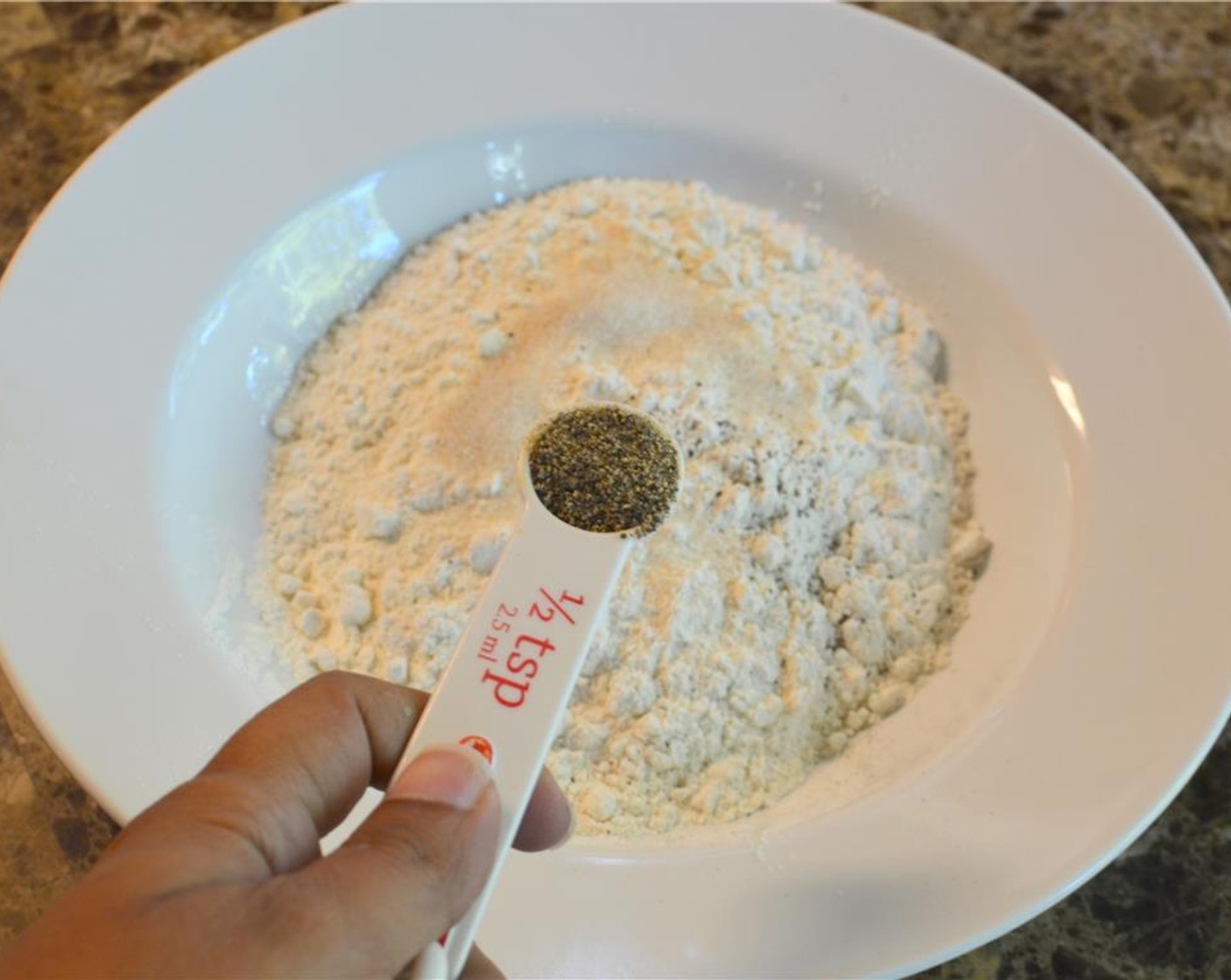 Schritt 4 In einer anderen flachen Schüssel oder einem Teller Mehl (240 ml), das restliche Knoblauch-Salz (1 TL) und Pfeffer (nach Bedarf) vermischen.