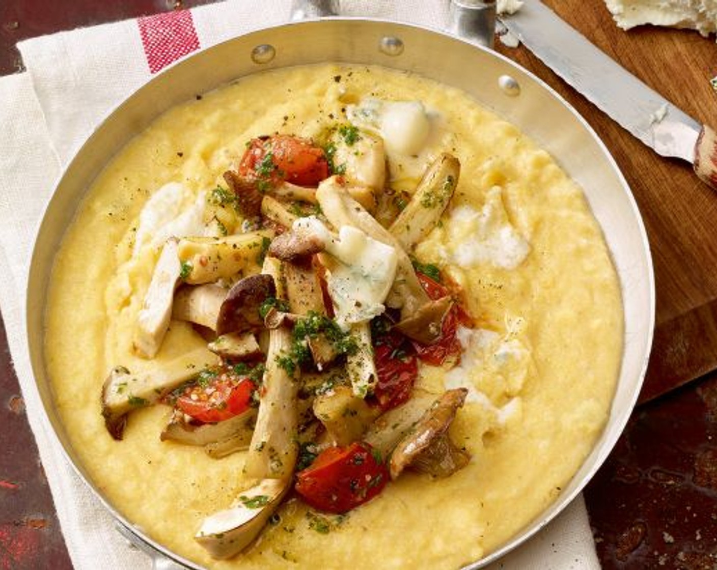 Schritt 9 Die Polenta in vorgewärmte tiefe Teller anrichten und die Pilze mit den Tomaten daraufgeben.