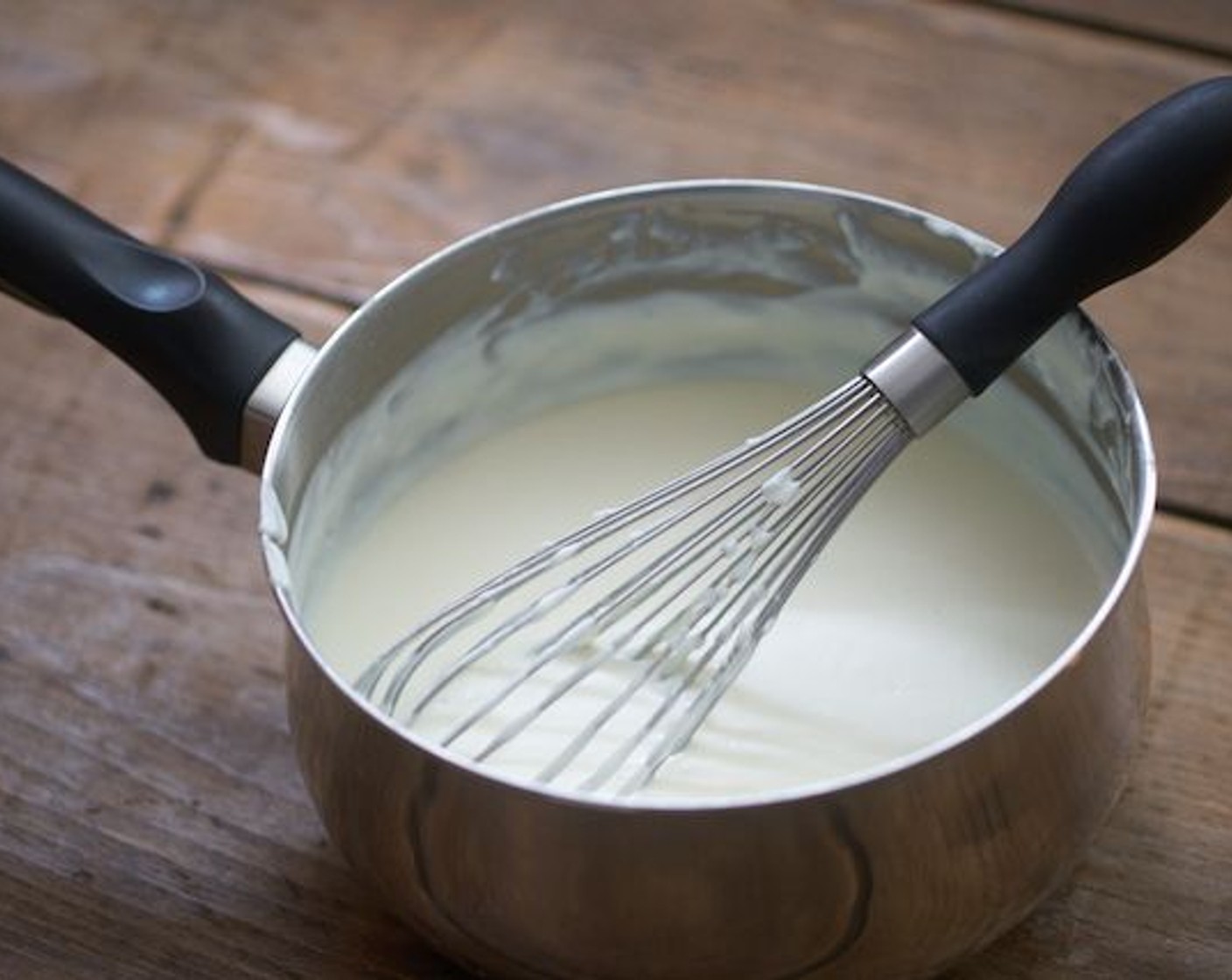 Schritt 6 Für die Mehlschwitze, Mehl (45 g) unter die geschmolzene Butter einrühren. Sobald es anfängt zu blubbern, etwa 2 Minuten lang ununterbrochen weiterrühren.