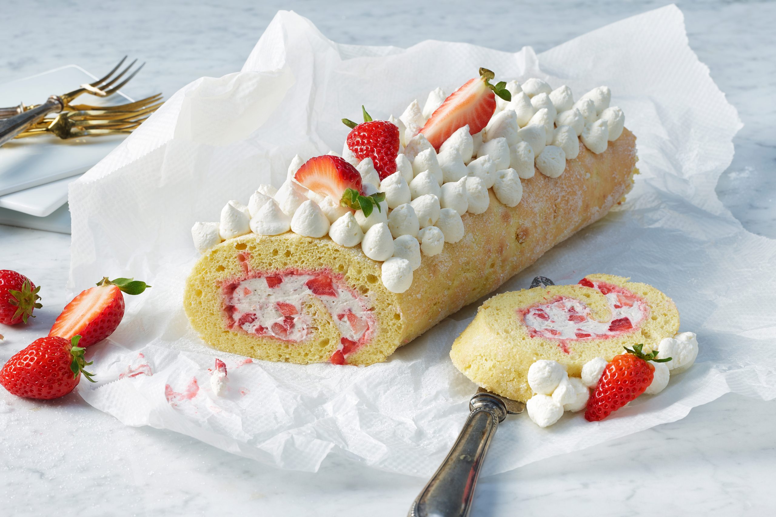 Einfache Erdbeerroulade | Fruchtige Genussrolle