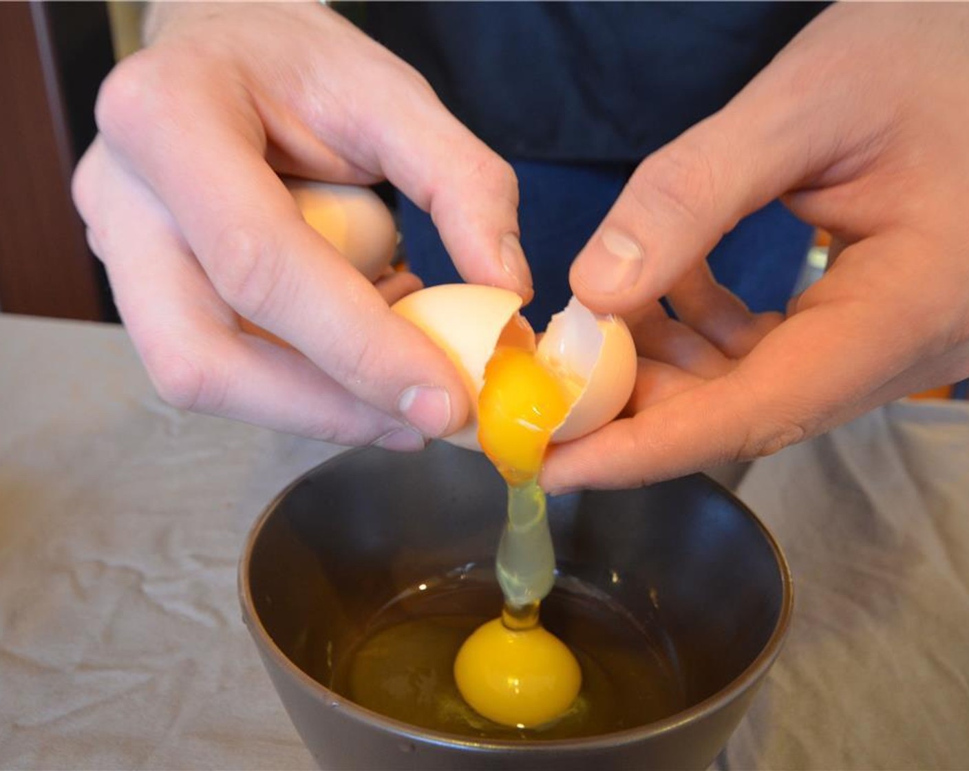 Schritt 2 Eier (3) in eine Schüssel aufschlagen.