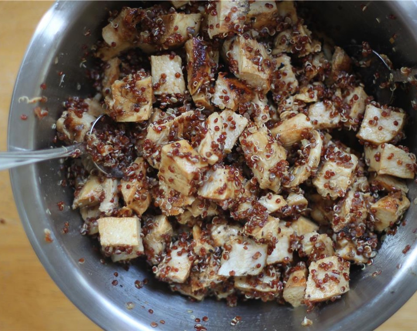 Schritt 7 Das Hähnchen mit Quinoa, Cranberries (90 g), Mandelstifte (80 g), Zwiebeln und Dressing anrichten. Nach Bedarf Salz (wenig) und Pfeffer (wenig) hinzugeben.