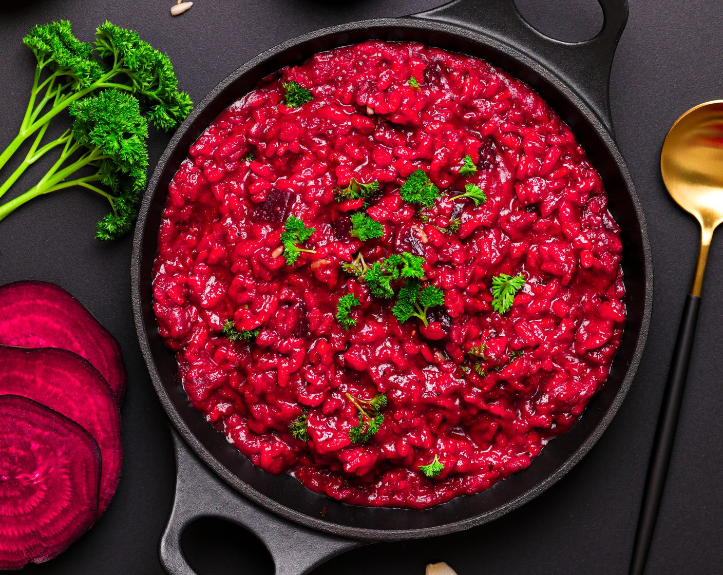 Schritt 8 Nimm den Topf vom Herd und serviere das Risotto heiss mit Sonnenblumenkerne (wenig) und einem Klecks saurem Halbrahm (wenig).