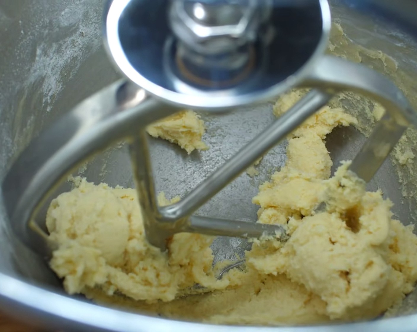 Schritt 12 Streusel: Mehl (120 g), Butter (120 g) und Zucker (60 g) in die Küchenmaschine geben und mit der «Harfe» zusammen mischen.