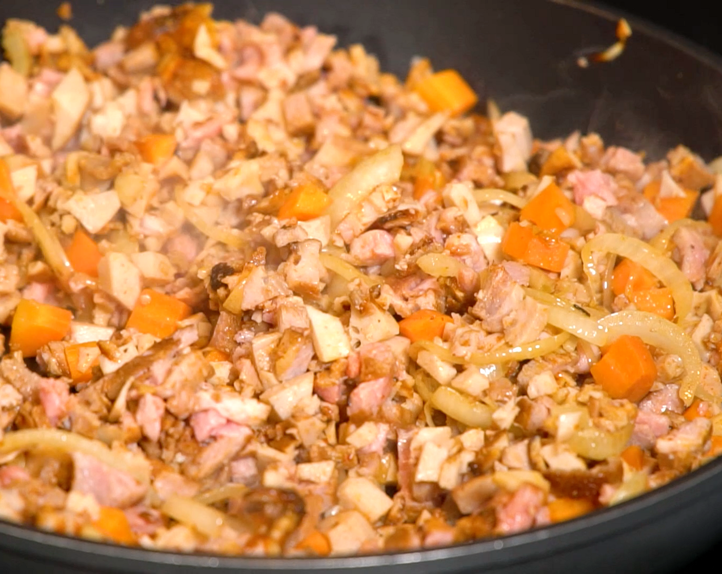 Schritt 1 Fleischfüllung: Butter (1 EL) in einer Bratpfanne erhitzen, die Zwiebel (1) und den Knoblauch (2 Zehen) darin andünsten. Karotten (2) beigeben und 2-3 Minuten dünsten. Nun das rohe Schweinefilet (600 g) hinzufügen und anbraten. Grilliertes Fleisch dazugeben, mit Rotwein (100 ml) ablöschen, Tomatensauce (400 g) beifügen. Mit Ras el Hanout (1 EL), Oregano (1 EL), Salz (wenig) und Pfeffer (wenig) abschmecken. 10 Minuten leicht köcheln.