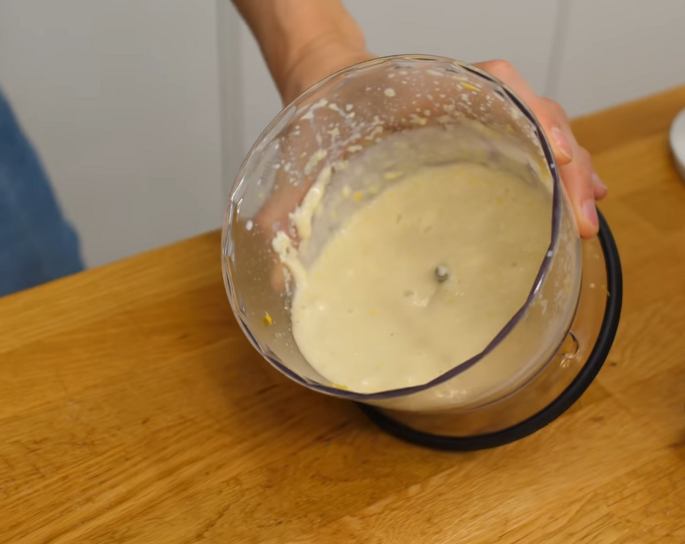 Schritt 1 Mandelmasse: Die Mandeln (50 g) mit dem Zitronenabrieb (1), dem Zucker (60 g) und der Milch (40 g) in einen Cutter oder Blender geben und alles zu einer homogenen Masse mischen.