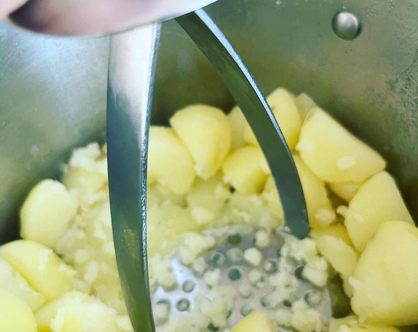 Schritt 1 Kartoffeln (1 kg) schälen und im Salzwasser gar kochen. Anschliessend das Wasser abgiessen, die Kartoffeln stampfen, mit Salz (wenig) und Muskat (wenig) würzen und etwas abkühlen lassen.