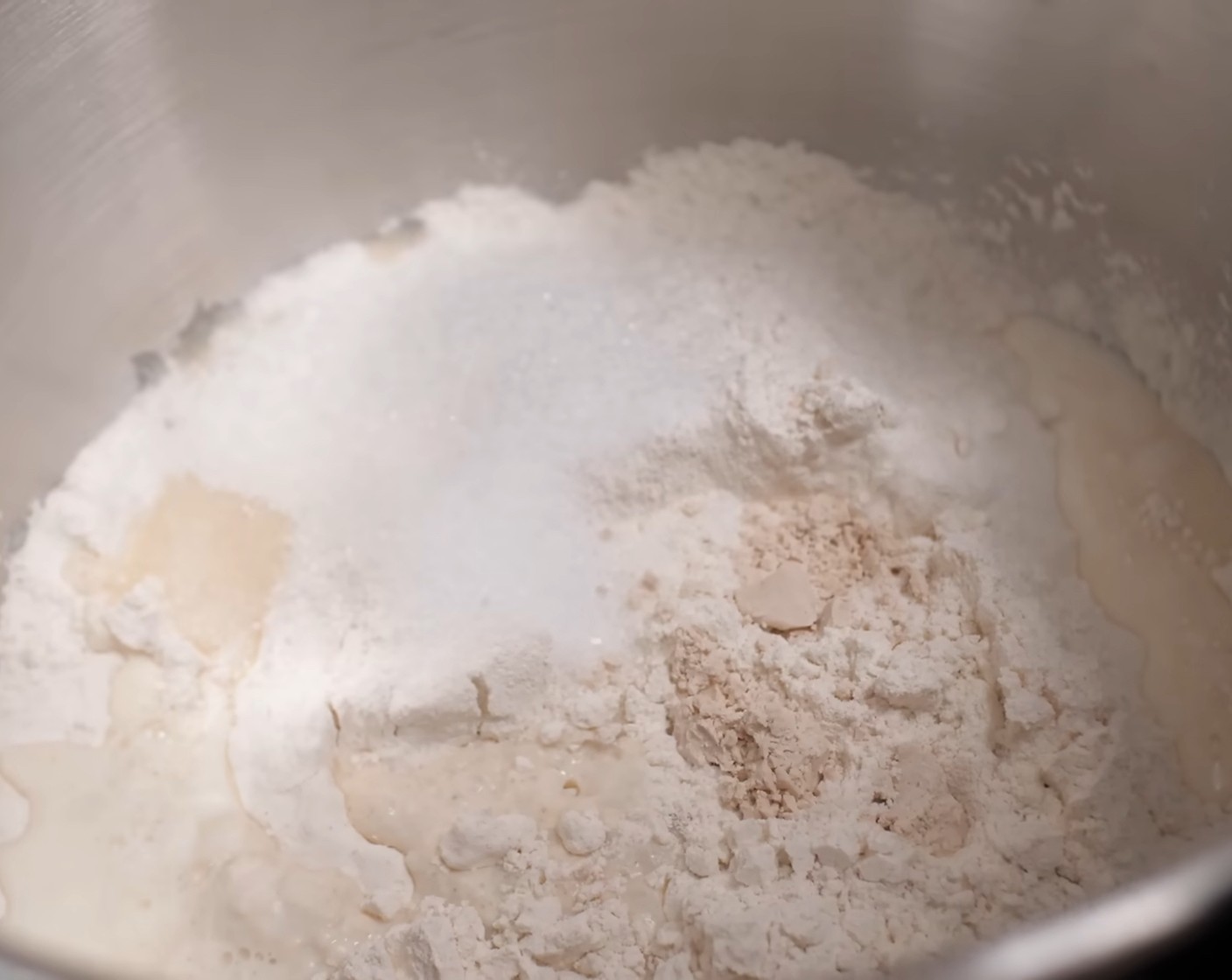 Schritt 3 Gewürz-Mischung, Mehl (500 g), Milch (190 g), Zucker (4 Esslöffel), Salz (1 TL) und Hefe (7 g) in der Küchenmaschine auf kleiner Stufe beginnen zu kneten.