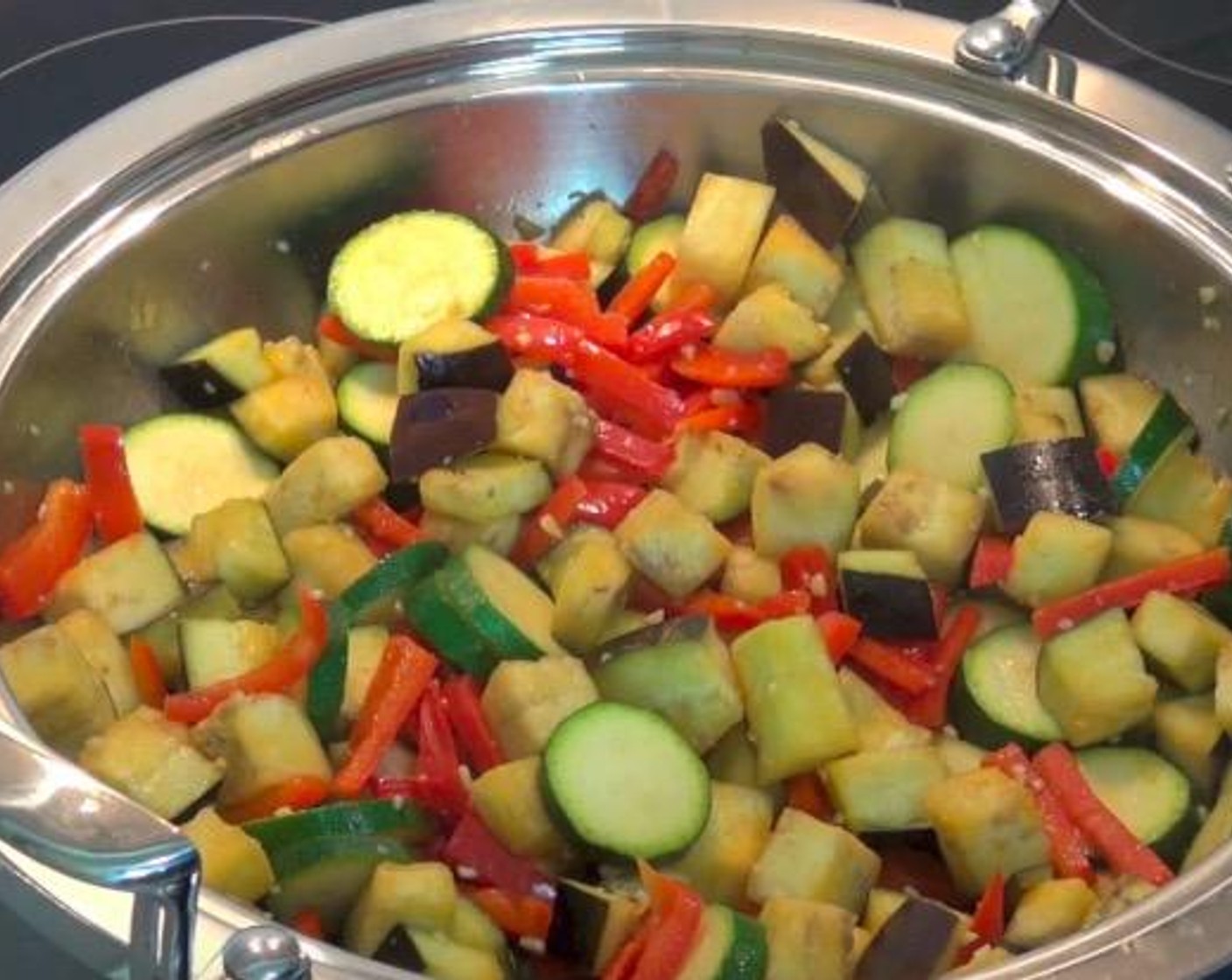 Schritt 2 Geschnittene Aubergine (1) und geschnittene Zucchinis (2) hinzufügen. Umrühren und weitere 2 Minuten kochen, bis das Gemüse beginnt, weich zu werden.