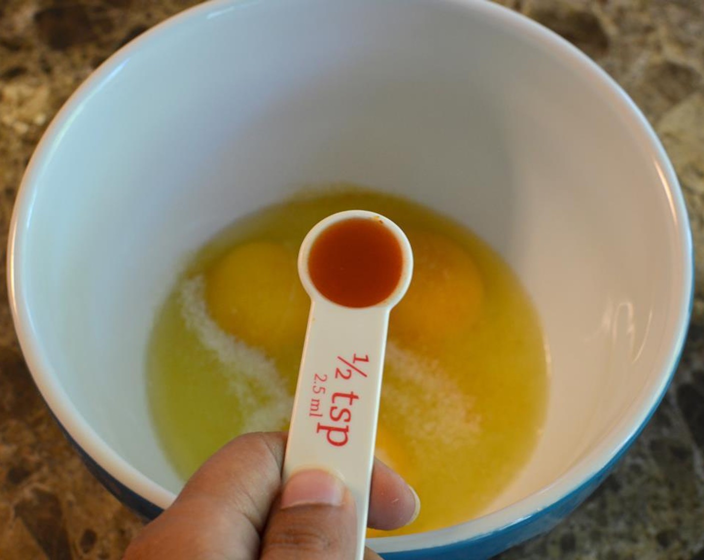 Schritt 3 In einer kleinen Schüssel die Eier (3), die Hälfte des Knoblauch-Salzes (1 TL) und die scharfe Sauce (nach Bedarf) verquirlen.