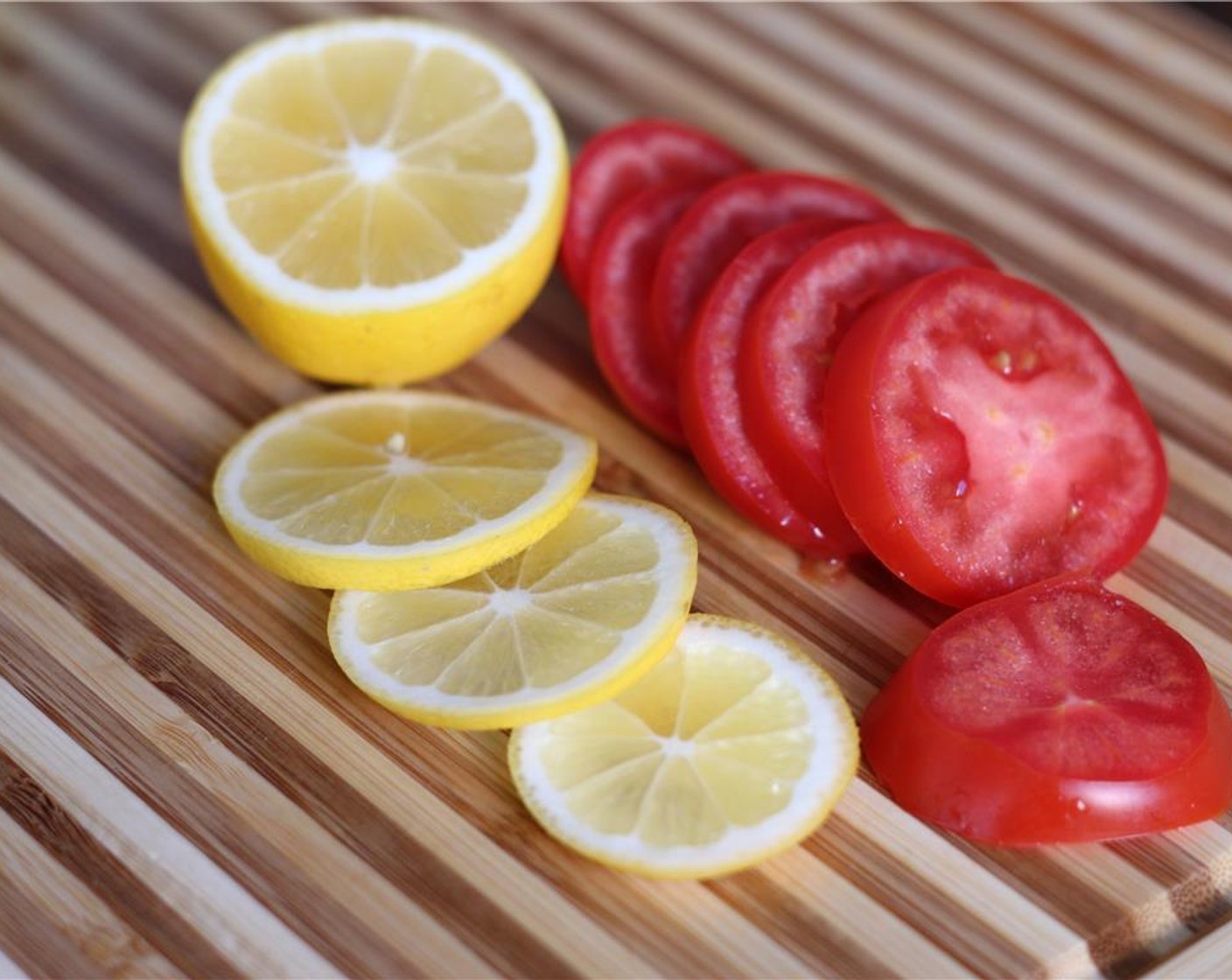 Schritt 4 Zitrone (1/2) und Datterini Tomate (1) in Scheiben schneiden.