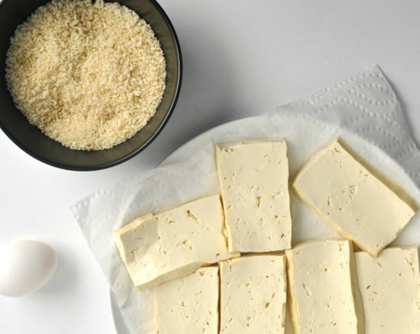 Schritt 2 Tofu (200 g) mit Küchenpapier trocken tupfen und in etwa 1 Zentimeter dicke Scheiben schneiden.