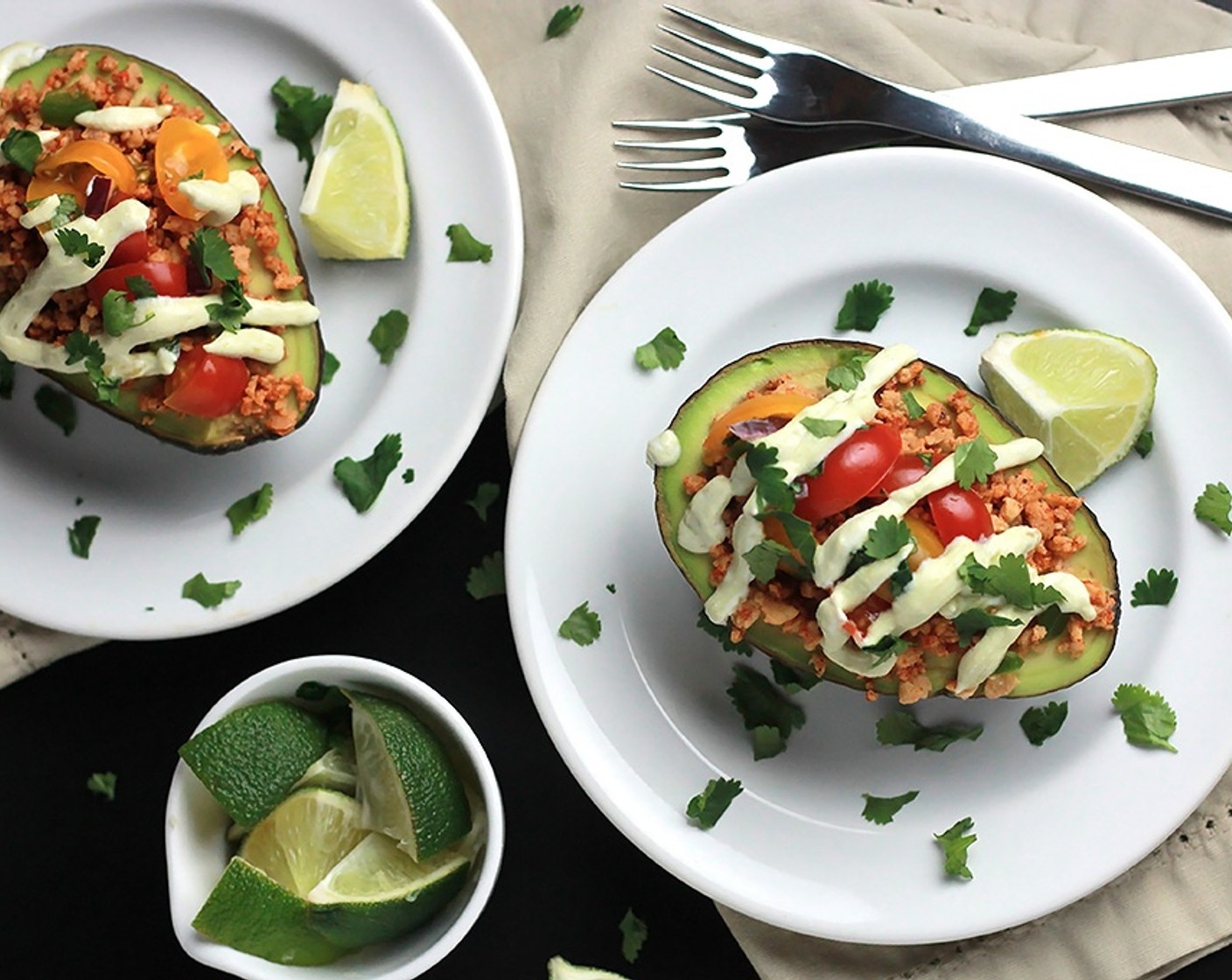 Gefüllte Avocados mit Avocado Dressing und Quinoa