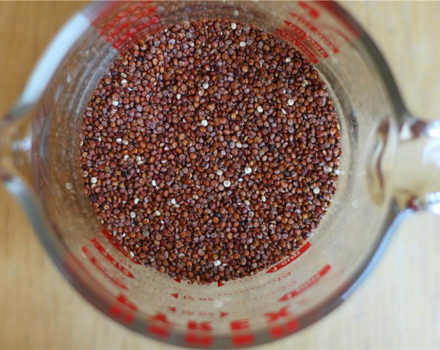 Schritt 3 Quinoa (125 g) und Wasser (360 ml) in einen Topf geben. Bei starker Hitze zum Kochen bringen und abgedeckt bei schwacher Hitze köcheln lassen. Nach 15 Minuten sollte die Quinoa das gesamte Wasser aufgesaugt haben und al dente sein. Zum Abkühlen in eine Schüssel umfüllen.