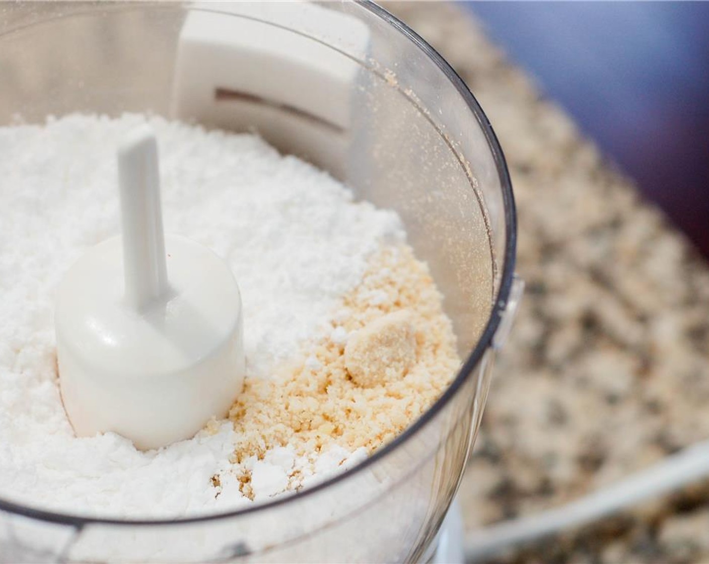 Schritt 2 In einer Küchenmaschine 1/3 vom Puderzucker (200 g) und das Mandelmehl (115 g) zu einem feinen Pulver mahlen. Dann die Zuckermischung gut durchsieben.