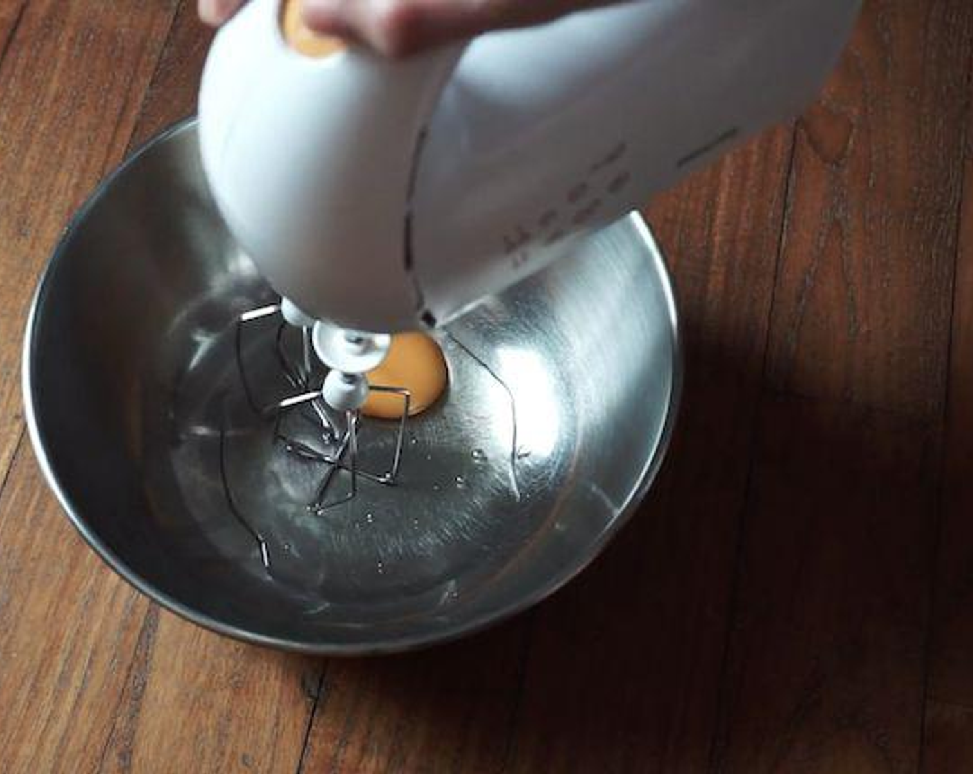 Schritt 1 Ei (1) mit einem elektrischen Mixer aufschlagen, dann den Zucker (7 Teelöffel) hinzufügen und solange schlagen, bis die Masse weiss und schaumig ist.