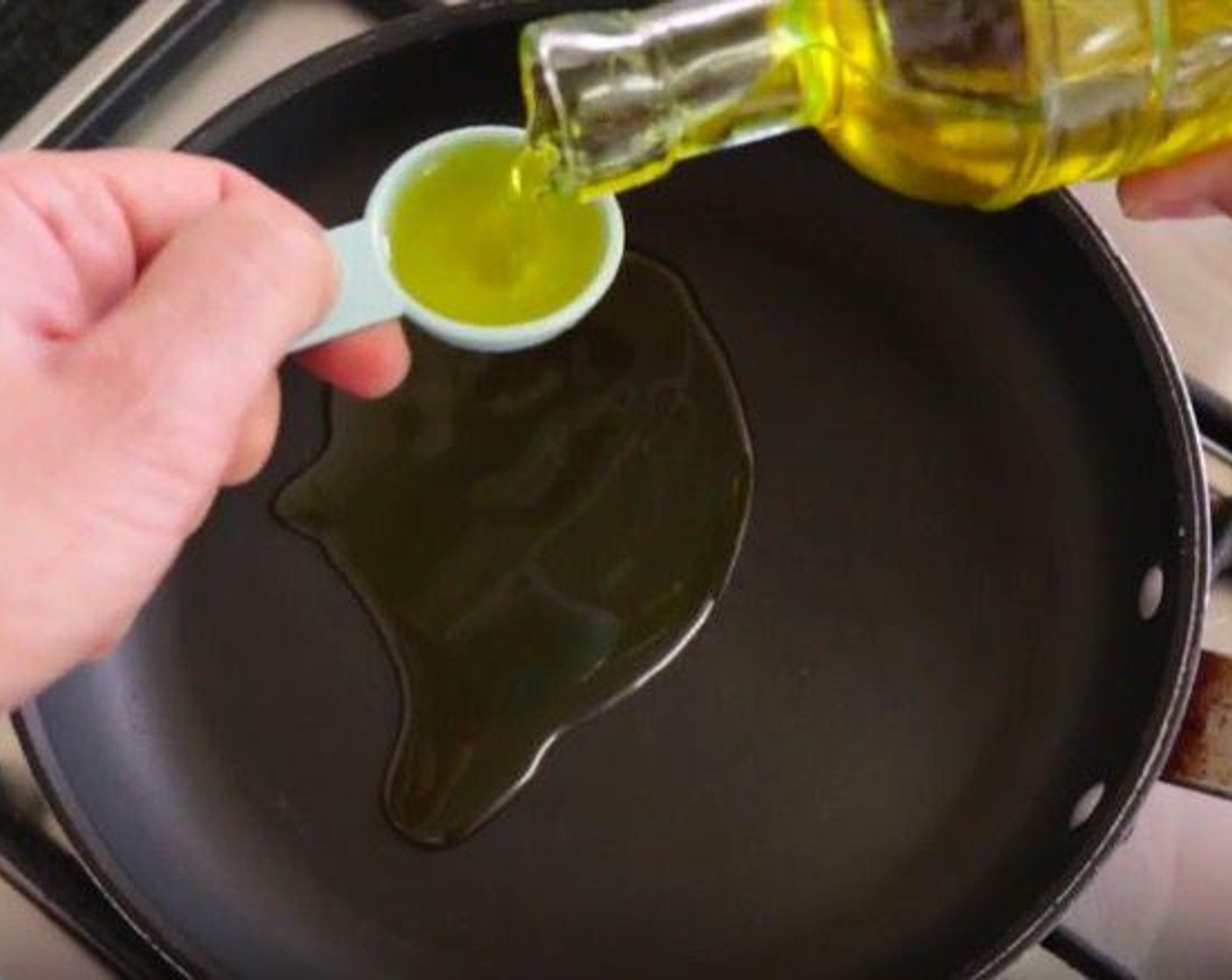 Schritt 5 Dieselbe Pfanne bei mittlerer Hitze erhitzen und Olivenöl (2 Esslöffel) hinzufügen. 2 Minuten lang warm werden lassen.