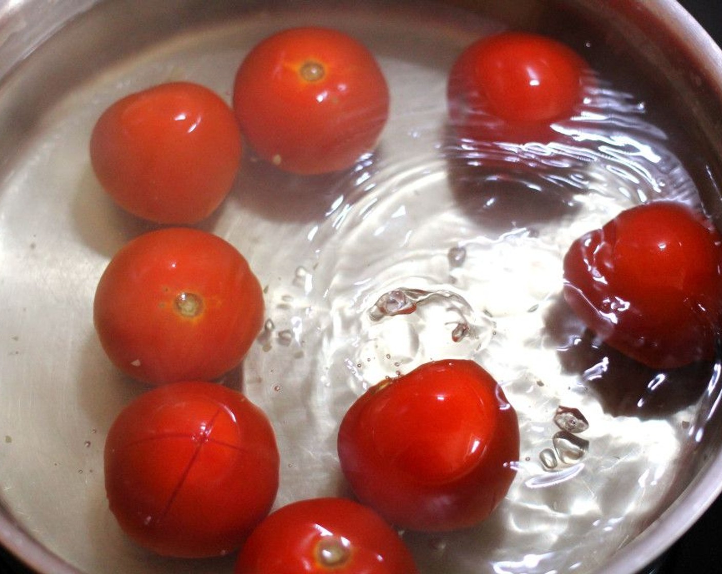 Schritt 2 Die Tomaten 30 Sekunden lang in kochendem Wasser mit einer grosszügigen Prise Salz (wenig) blanchieren.